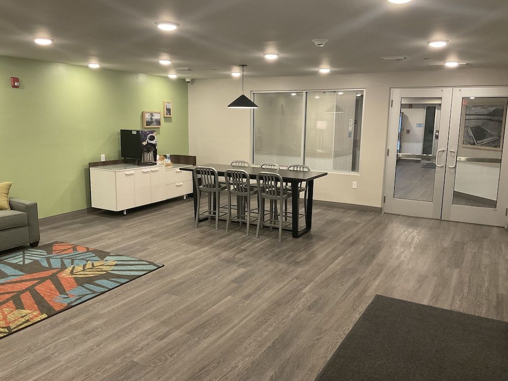 Woodspring Suites Dearborn Detroit 3