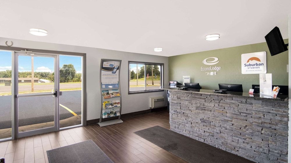 Econo Lodge Portage 3