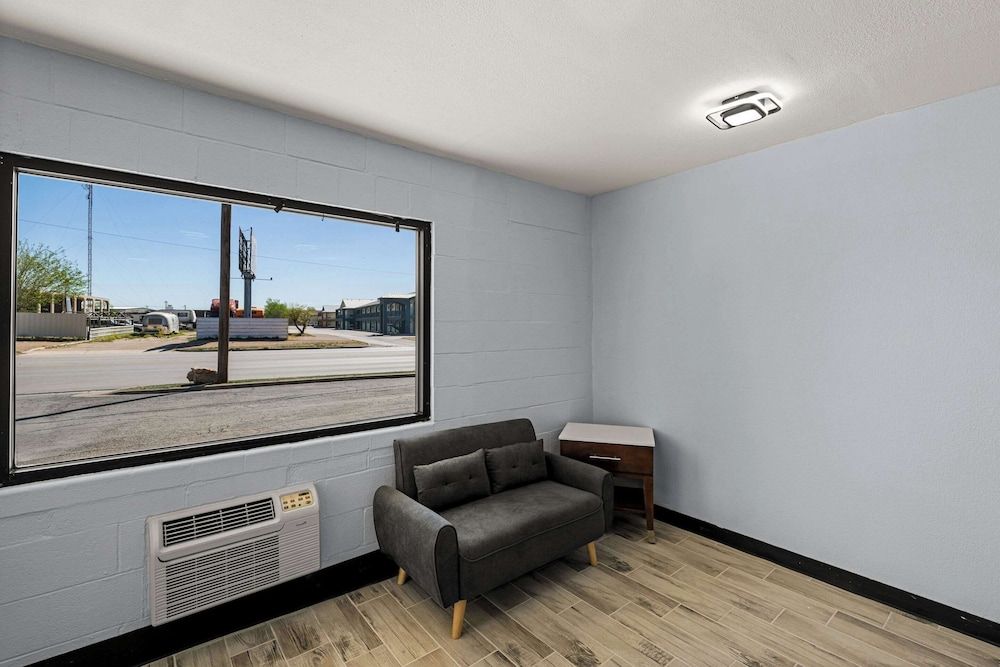 Rodeway Inn Midland South 3