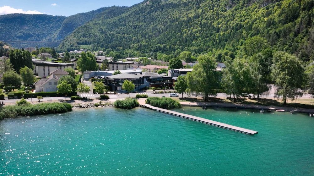 Logis Hotel L'Embarcadère 3 estrellas en Nantua