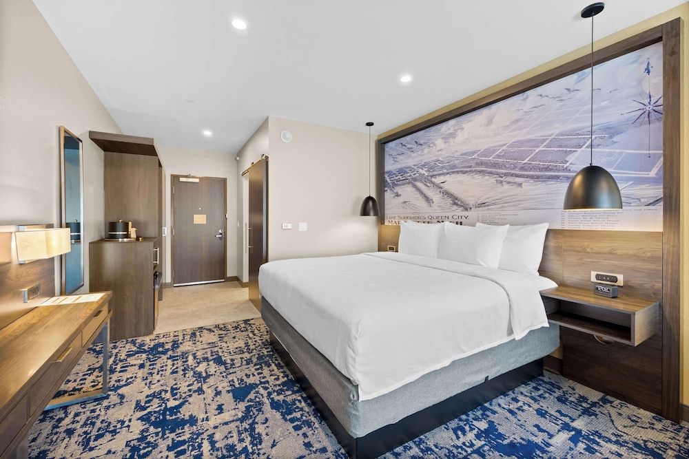 Best Western Plus Marquette Hotel & Suites 2