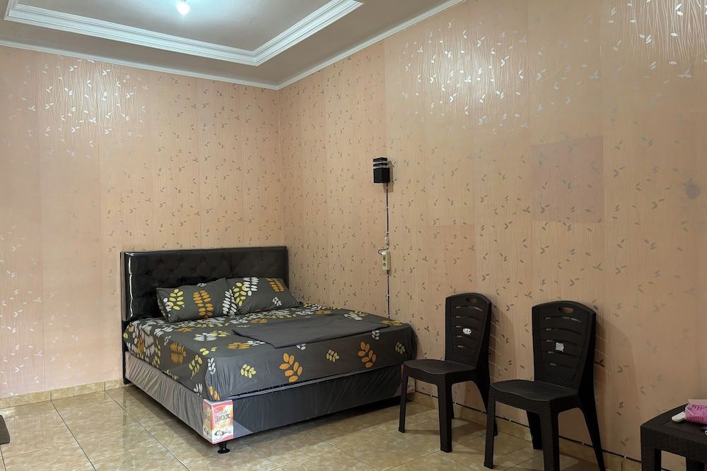 Family 24 Hotel near Pantai Cipatujah 3