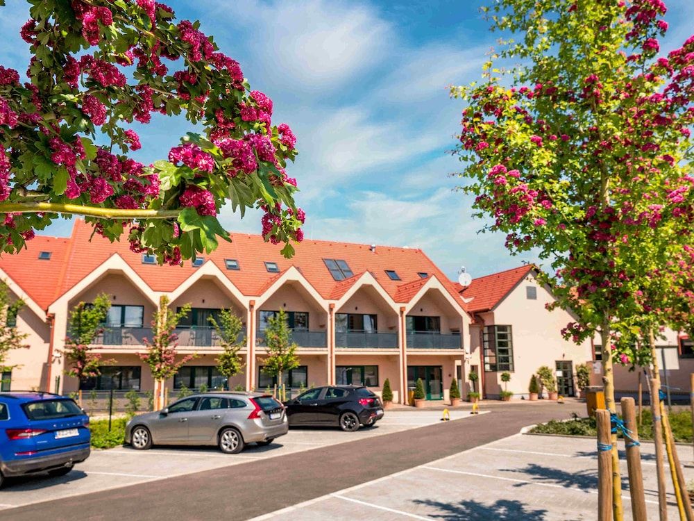 Kistücsök Food & Room 4 estrellas en Balatonszemes