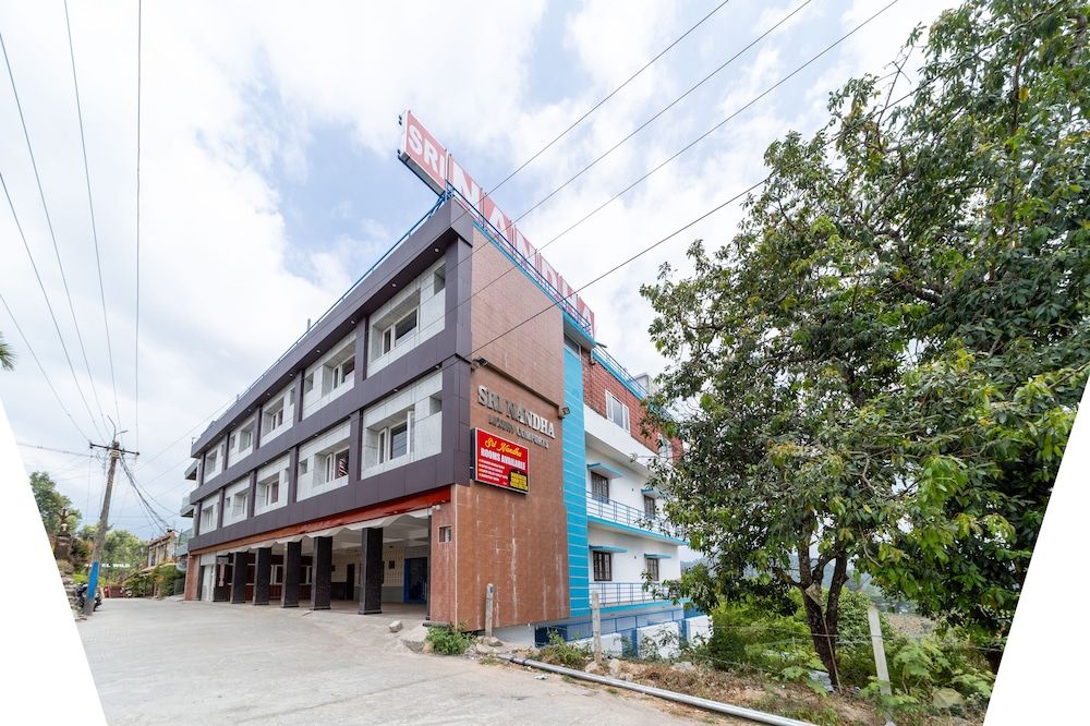 Sri Nandha Luxury Comforts -1 estrelas em Vālpārai