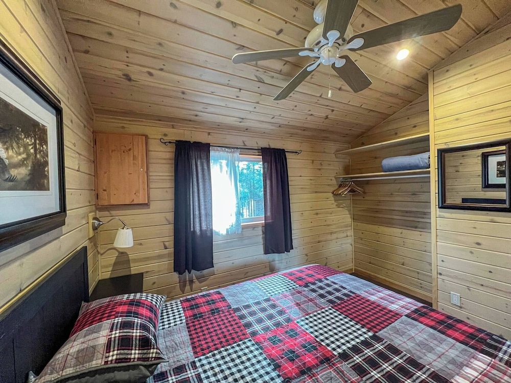 Ahmic Lake Resort's Black Bear Cottage 2