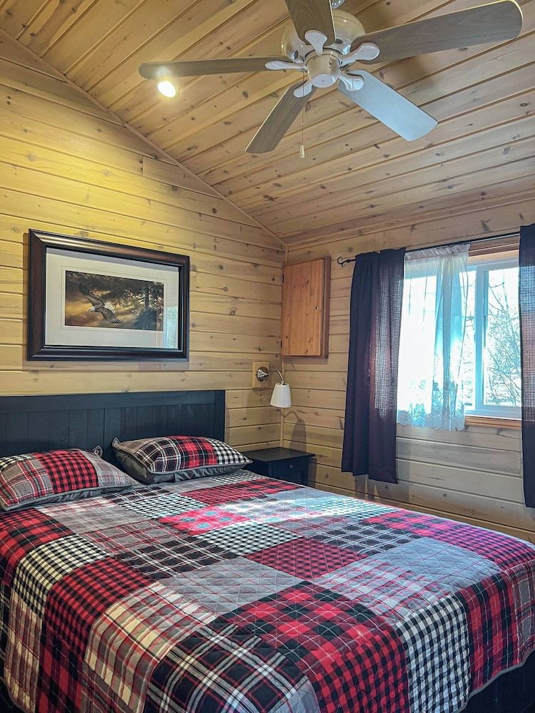 Ahmic Lake Resort's Black Bear Cottage 3