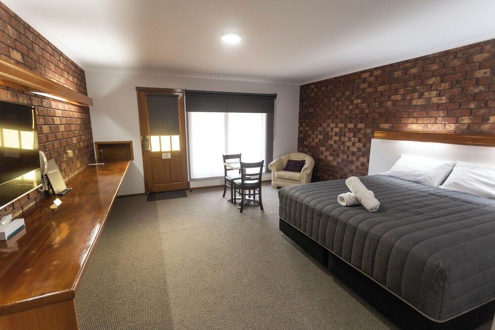 Donald Motor Lodge 3