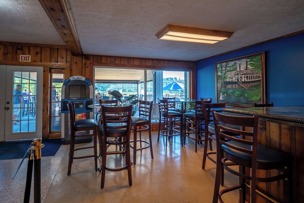 Riverboat Inn Suites 3