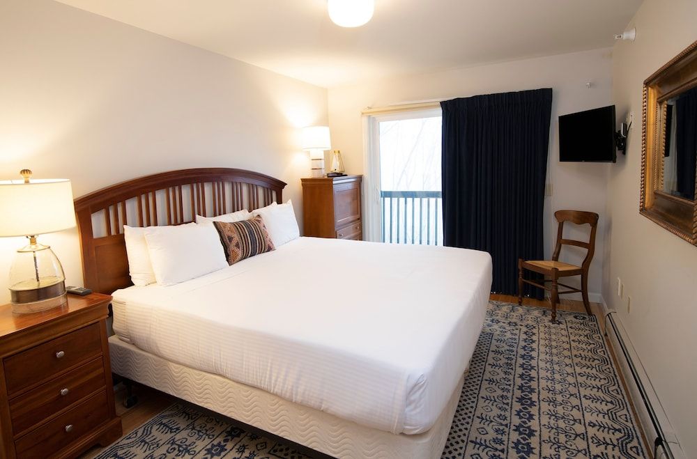 Modern & Updated Winterplace 3br- Sleeps 12 3 Bedroom Condo by RedAwning 2