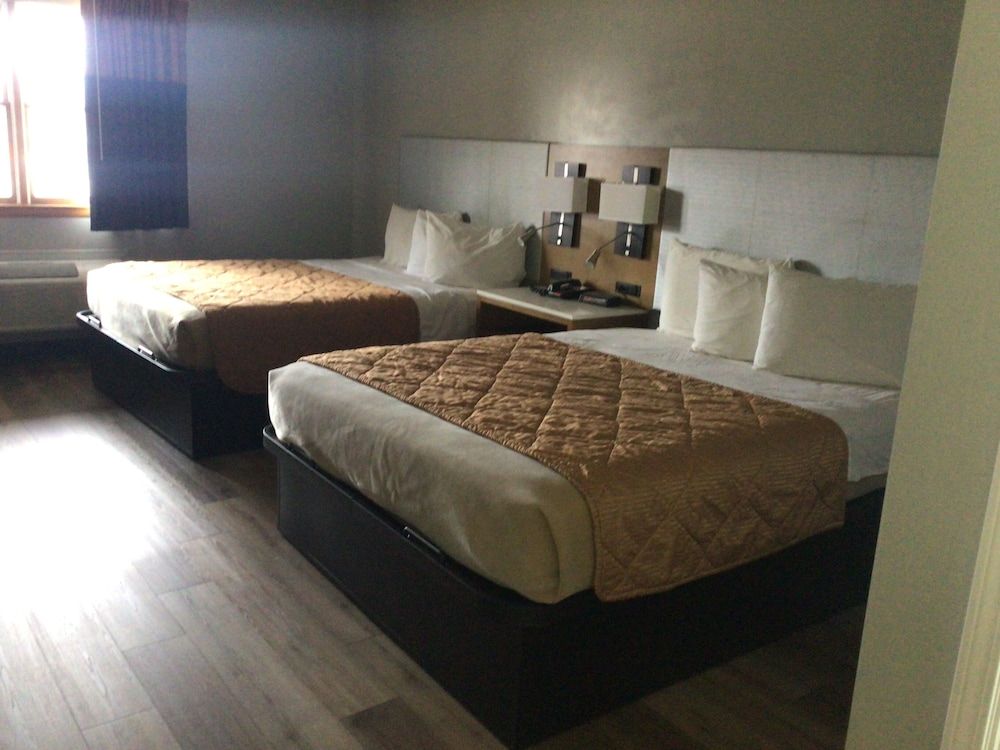 Colonial Brick Inn & Suites 3