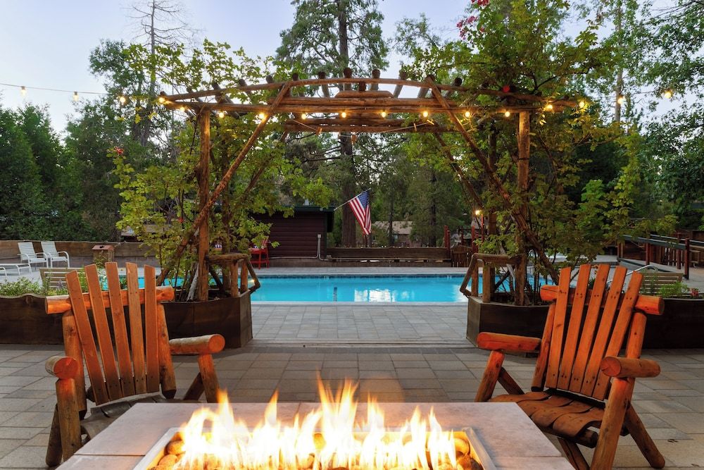 Arrowhead Pine Rose Cabins -1 estrelas em Twin Peaks