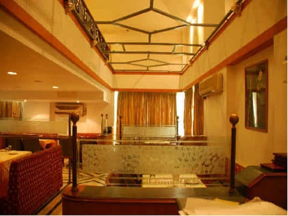 DFRONT Golden Palace 2