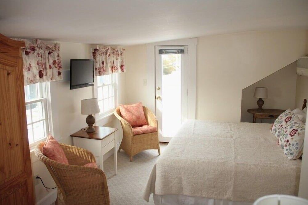 An English Garden Bed & Breakfast 3