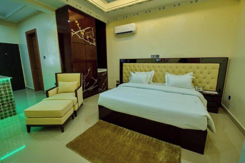 Double D Luxury Apartments 3