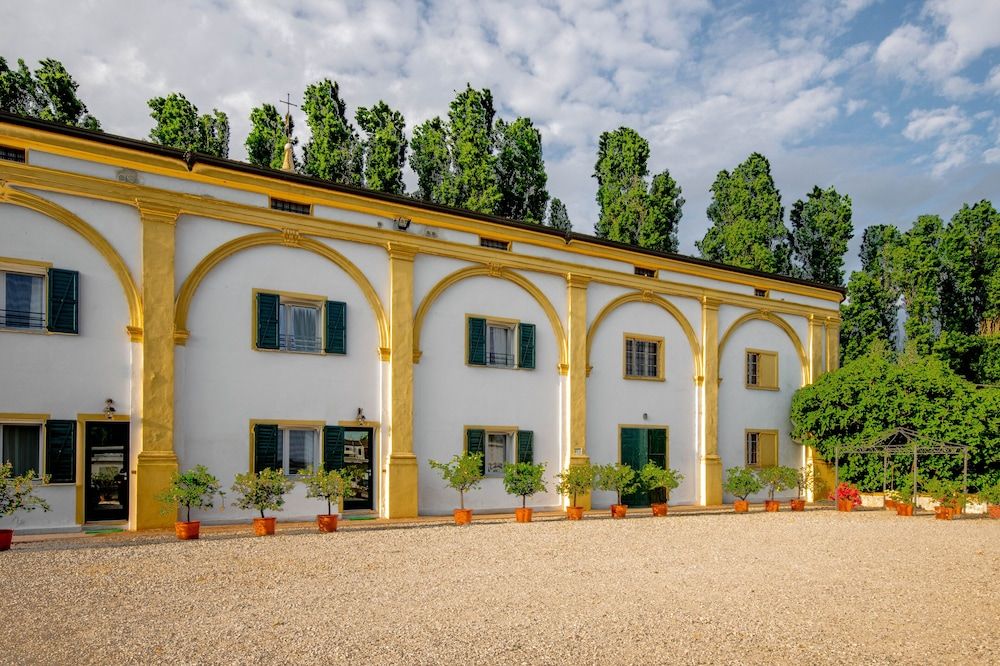 Agriturismo Il Leone della Torre -1 estrelas em Contrada Ronchiel