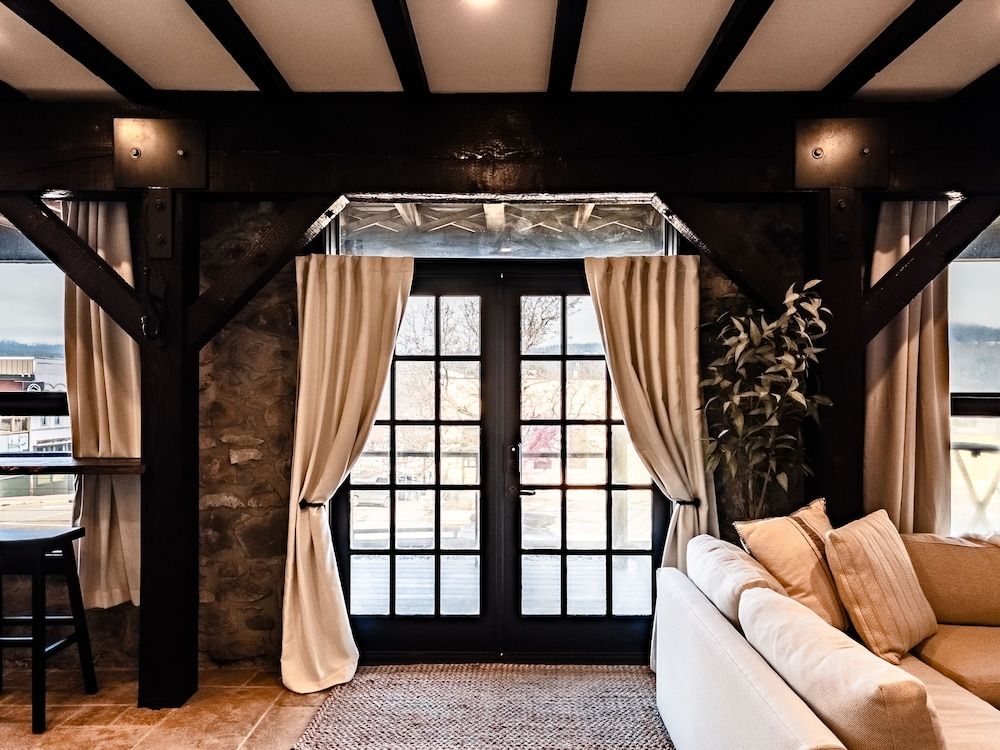 Horsefeathers Hotel 2