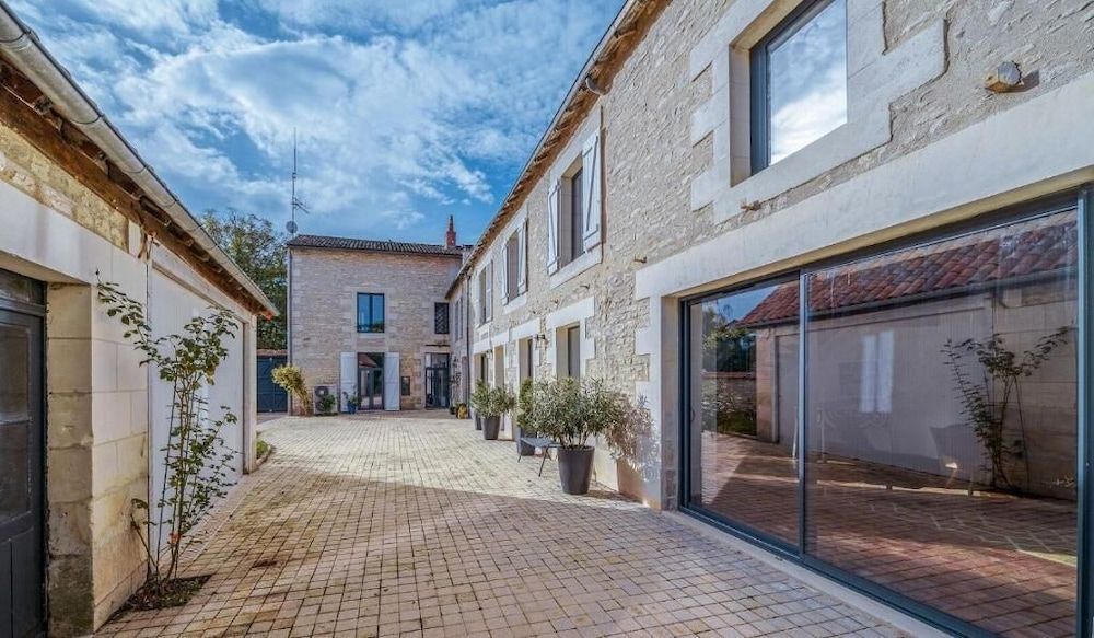 La Longa Re De Neuville -1 estrelas em Neuville-de-Poitou