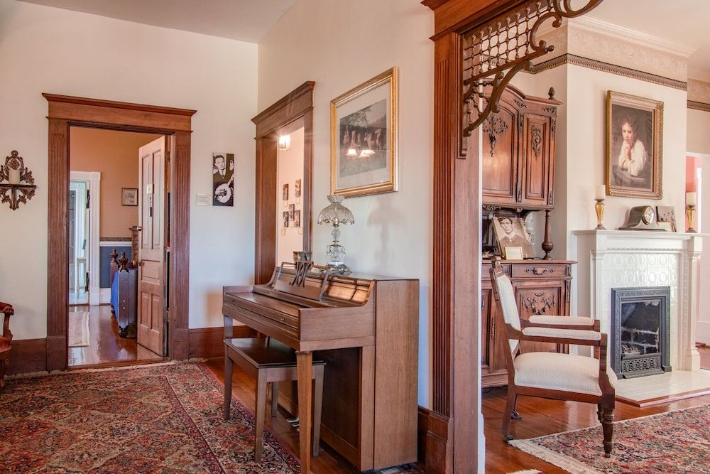 The Oaks Victorian Inn 2