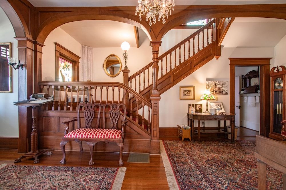 The Oaks Victorian Inn 3