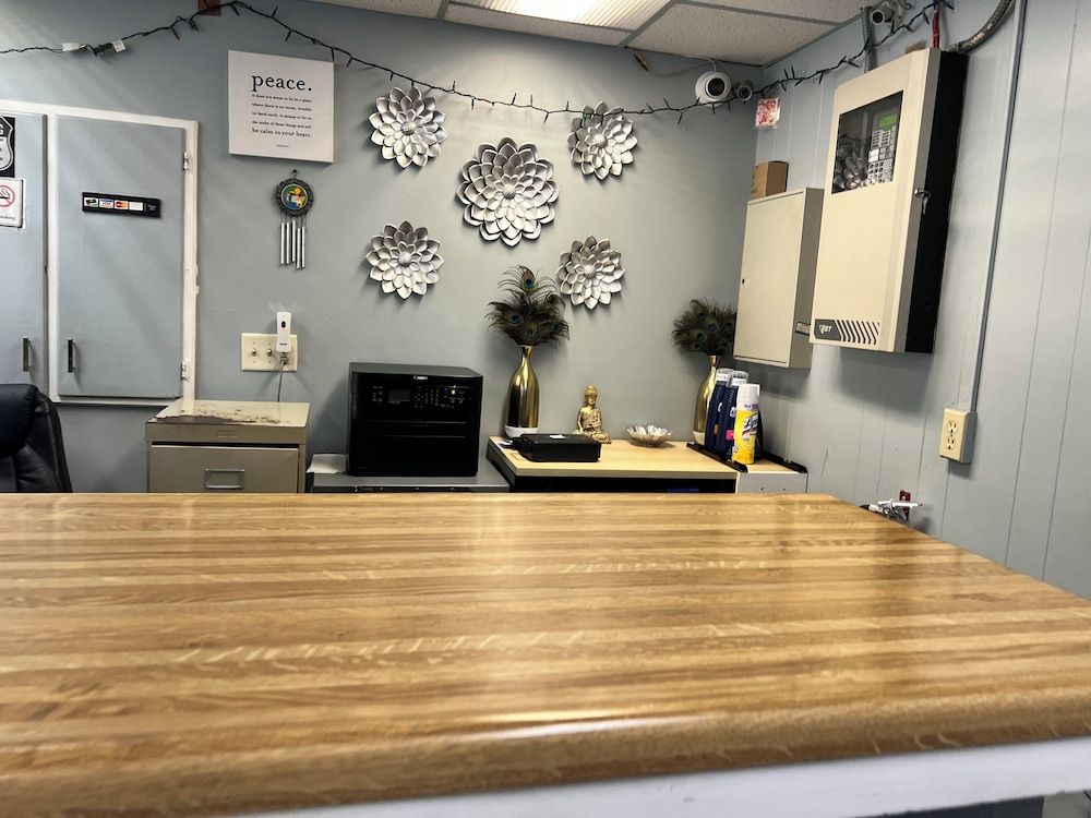 Capital O Clayton House Motel Rockford 3