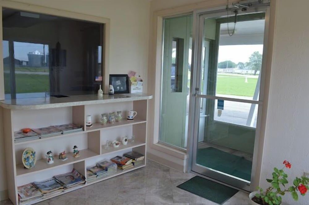 Capri Motel By Oyo Elwood Wathena 2