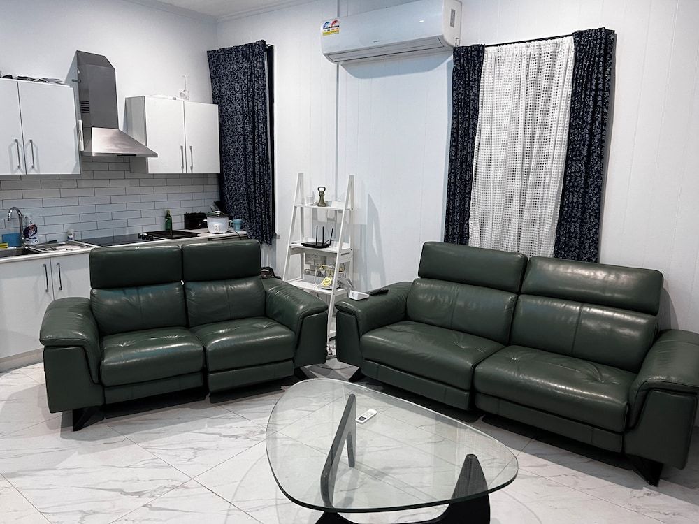 Palm Hamilton BackPackers 1