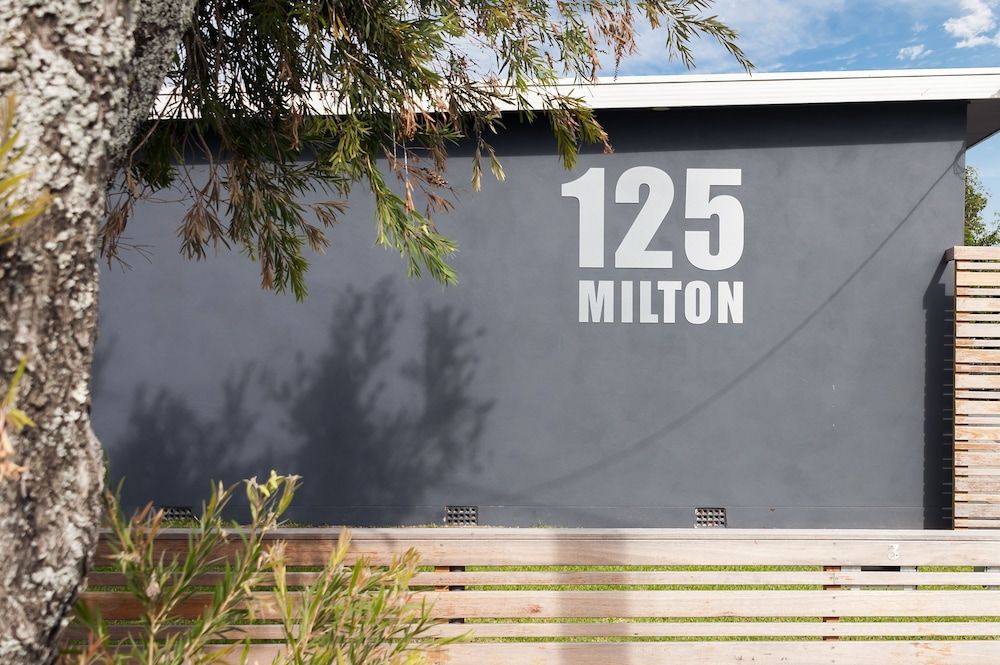 125 Milton -1 estrelas em Milton