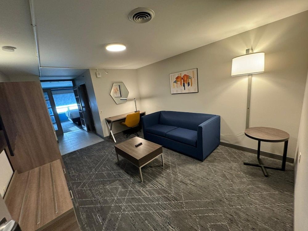 Holiday Inn Express & Suites Port Washington by IHG 3