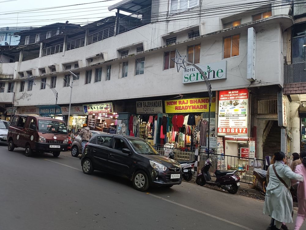 Hotel Serene 2 estrelas em Jāmb