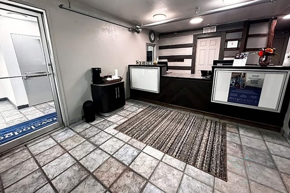 Studio City Suites, A Travelodge By Wyndham 3