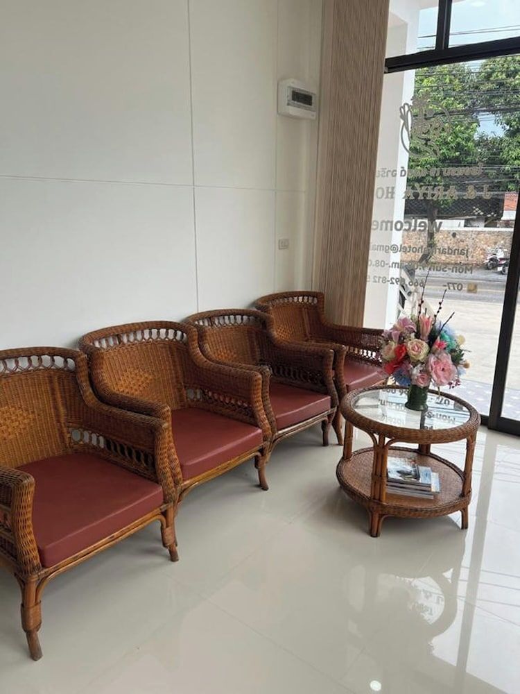 J & Ariya Hotel By Zuzu 2