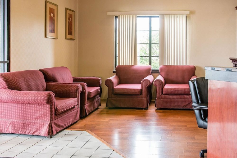 Days Inn Flint / Bishop International Airport 2