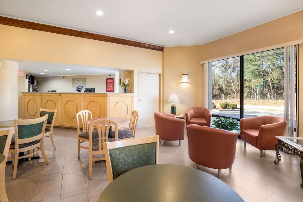 Econo Lodge Great Smokies 2