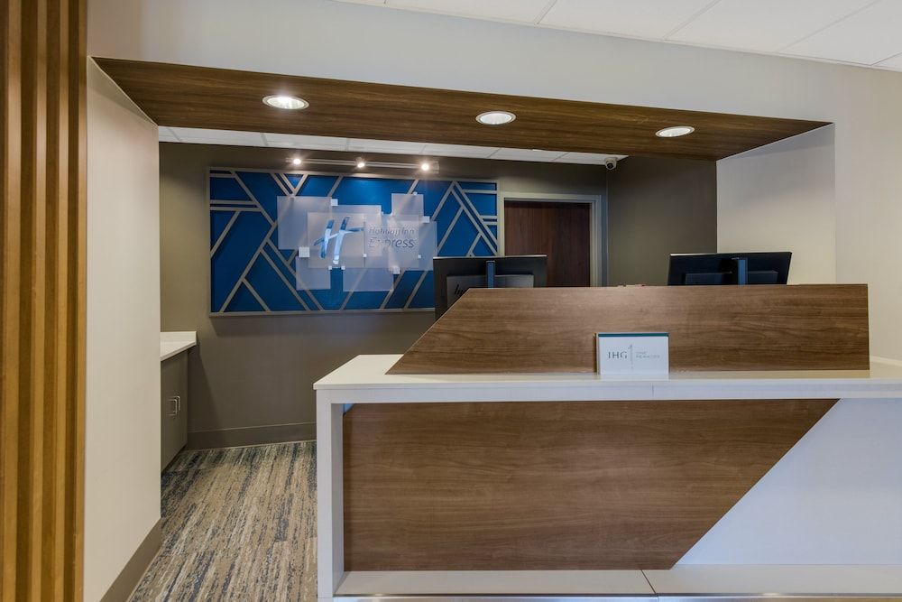 Holiday Inn Express Hampton - Coliseum Central by IHG 2