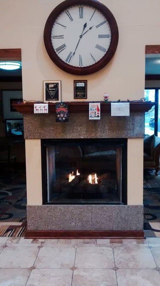 Baymont by Wyndham Greenfield 3