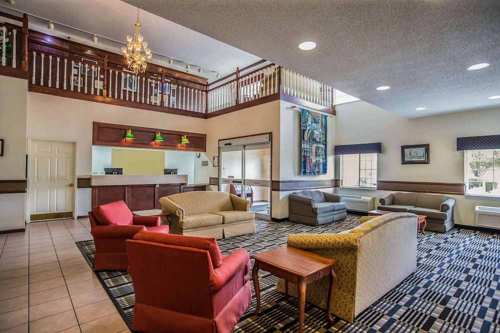 Quality Inn & Suites Dixon near I-88 3