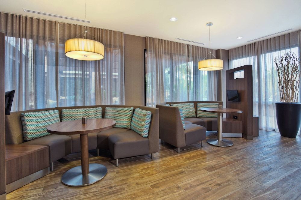 Courtyard by Marriott Gulfport Beachfront 2