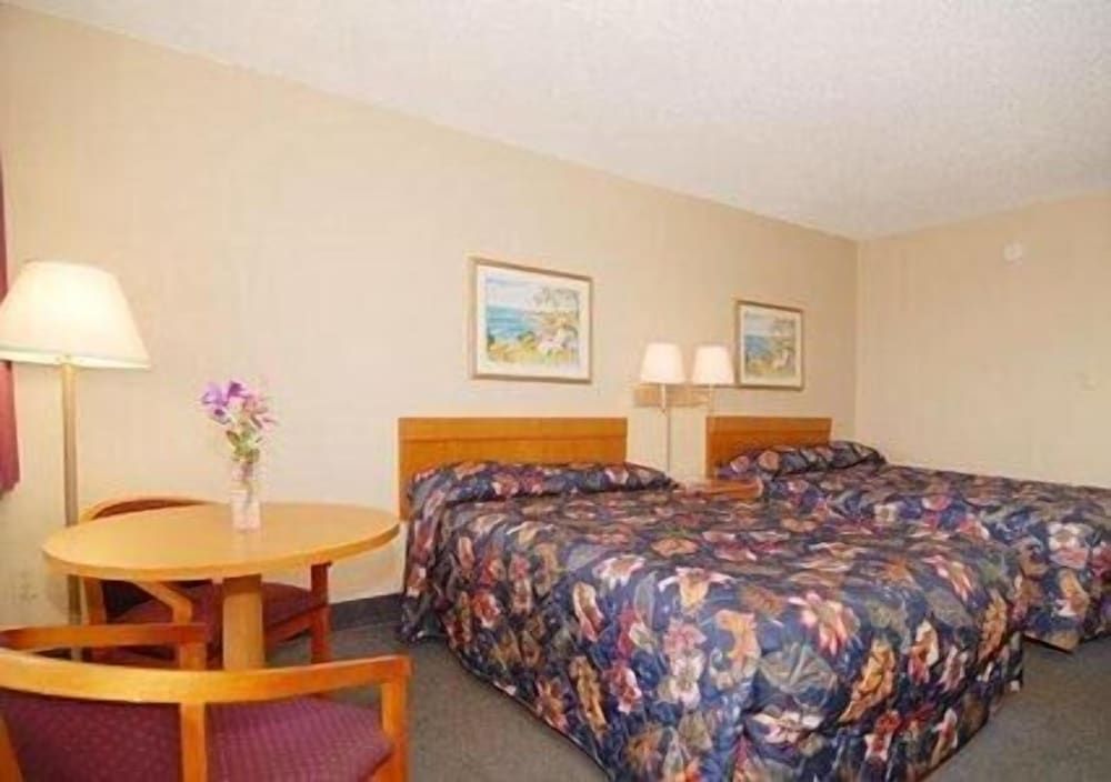 Econo Lodge Sebring 3