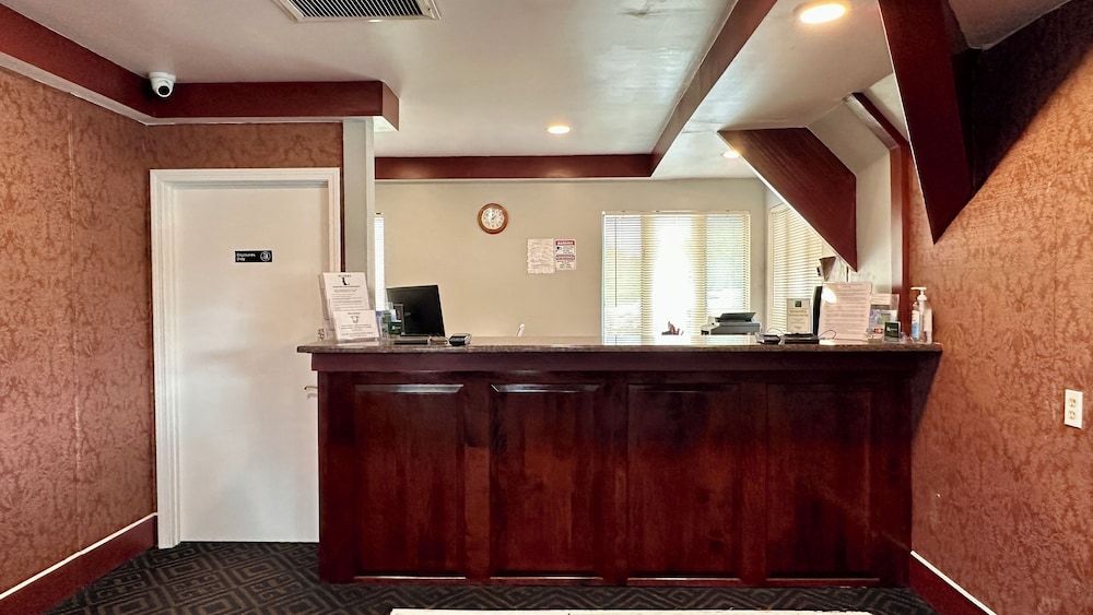 Riverview Inn & Suites 3