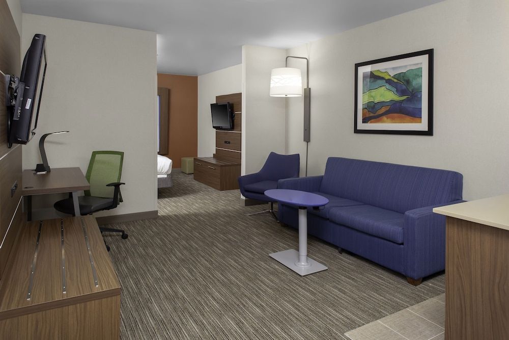 Holiday Inn Express & Suites Interstate 90 by IHG 3