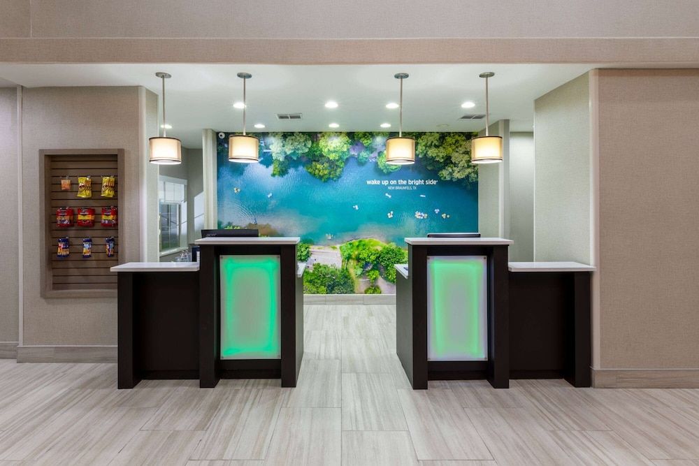 La Quinta Inn & Suites by Wyndham New Braunfels 2