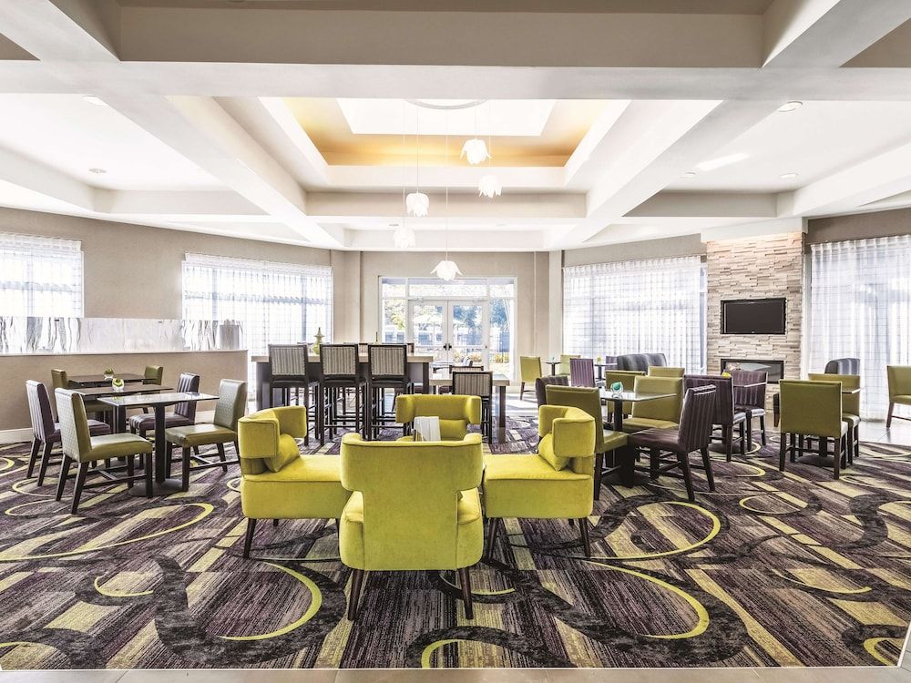 La Quinta Inn & Suites by Wyndham Alexandria Airport 2