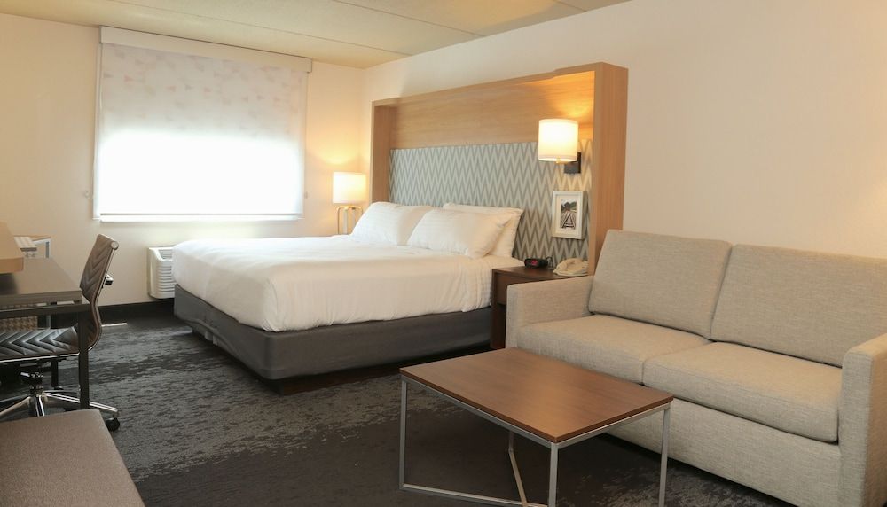 Holiday Inn Salem (I-93 at Exit 2), an IHG Hotel 2