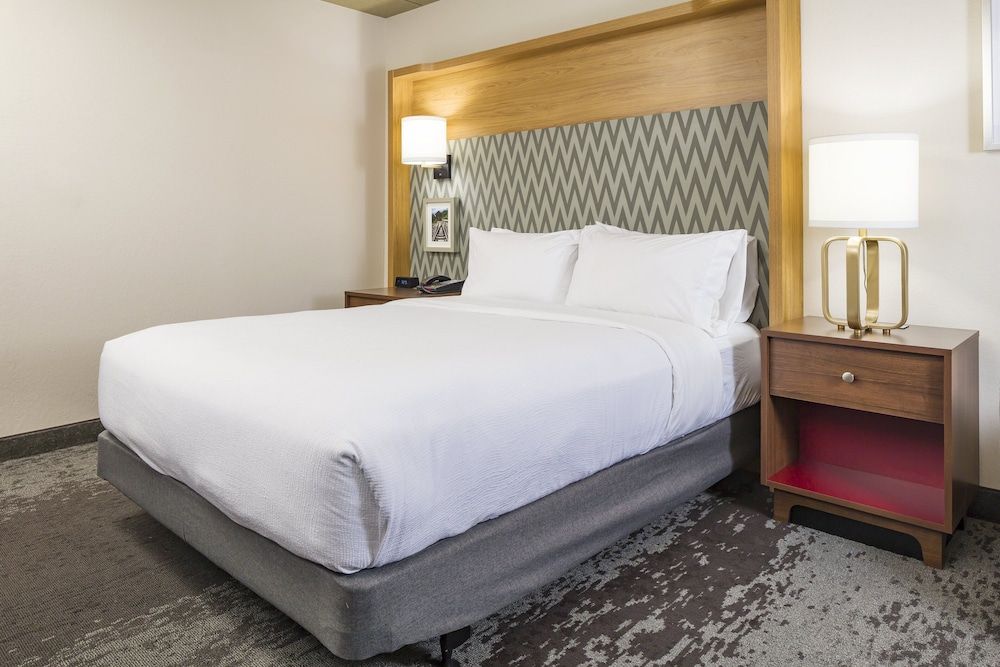 Holiday Inn Salem (I-93 at Exit 2), an IHG Hotel 3