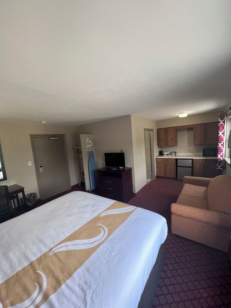 Rodeway Inn & Suites 3