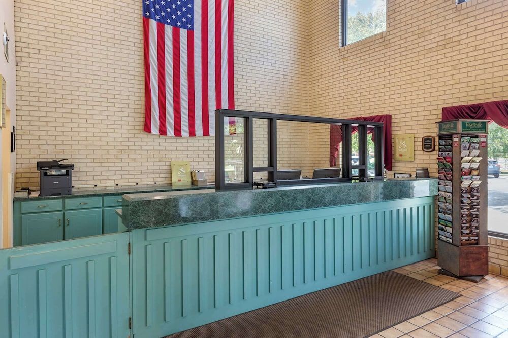 Econo Lodge Fayetteville 2