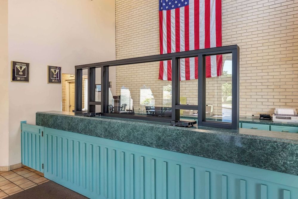 Econo Lodge Fayetteville 3