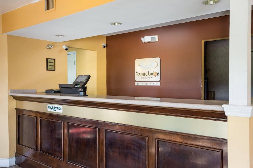 Econo Lodge Inn & Suites I-65 2