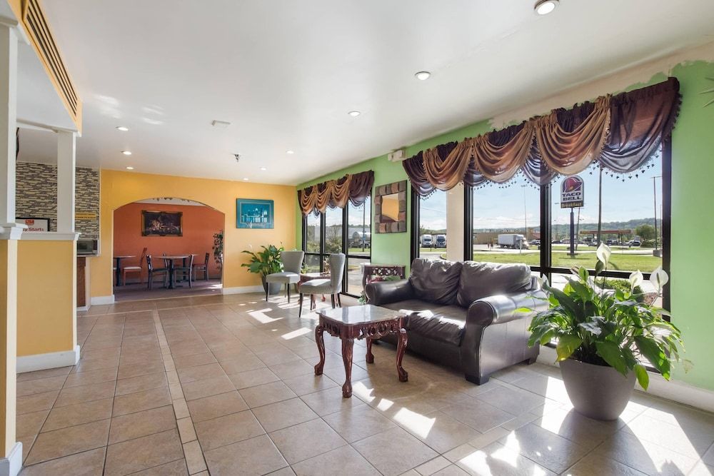 Econo Lodge Inn & Suites I-65 3