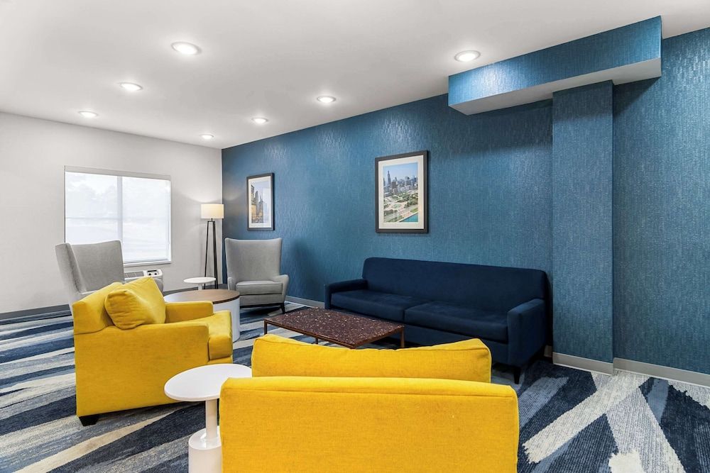 Comfort Inn & Suites near Tinley Park Amphitheater 3